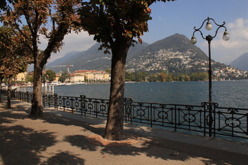 Lugano; Seepromenade mit Monte Bre