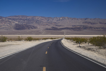 USA, California, Nevada, Death Valley, sinuous road