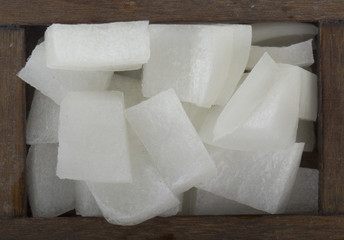 slices of white onion in wooden box
