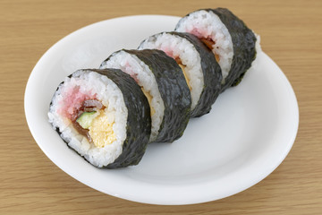 切った巻き寿司