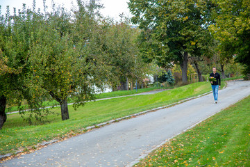 The guy with the girl in the Park on a date 