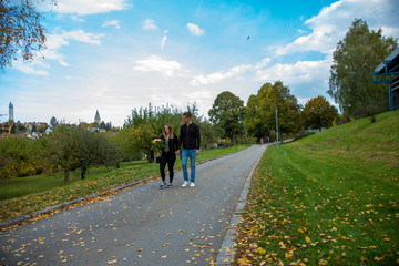 Obraz premium Funny couple laughing with a white perfect smile