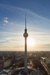 Fernsehturm in Berlin abends im Gegenlicht © Robert Kneschke