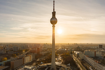 Fototapeta premium Sonnenuntergang mit Fernsehturm in Berlin