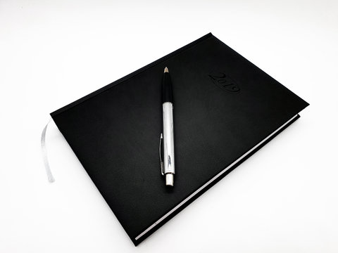 Buch Kalender 2019 freigestellt auf neutralem Hintergrund