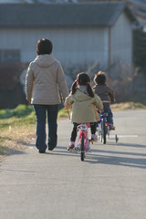 夕方家に帰るお母さんと子供たち