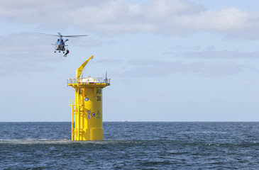 Offshore Hochsee Rettungsübung mit Helikopter Windpark