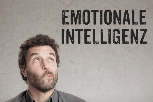 Emotionale Intelligenz mit fragendem Blick eines Mann Porträts