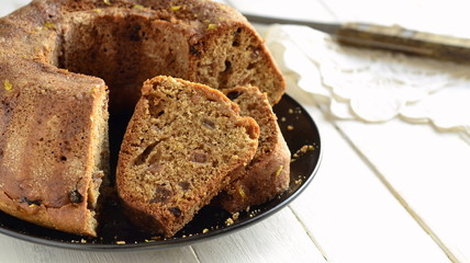 Whole-grain orange cake with raisins