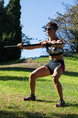 Mujer haciendo estiramiento nordic walking