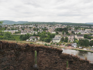 Stadt Saarburg an der Saar - inmitten von Weinbergen in Rheinland-Pfalz
