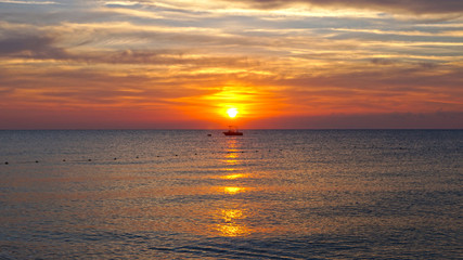 Fototapeta premium sunrise above the sea