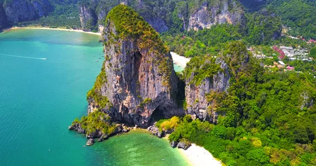 Türaufkleber Tropischer Strand Isolierte tropische Inseln mit üppigem Grün, umgeben von türkisfarbenem Ozeanwasser mit Booten, die vor der Küste vertäut sind - Luftbild von oben - Thailand