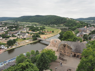 Stadt Saarburg an der Saar - inmitten von Weinbergen in Rheinland-Pfalz
