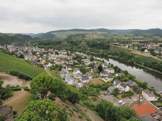 Fototapeta na wymiar Stadt Saarburg an der Saar - inmitten von Weinbergen in Rheinland-Pfalz 