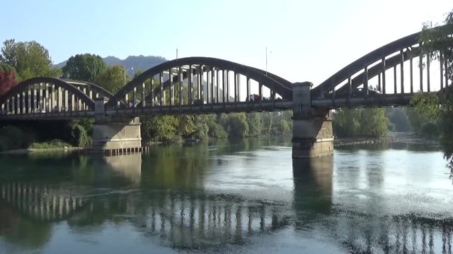 Автомобильный мост через реку