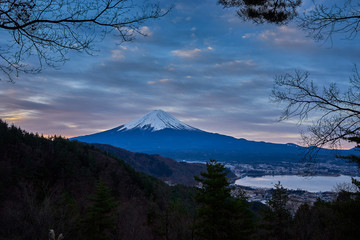 Fototapeta premium winter skyline with mountain fuji and kawaguchiko lake