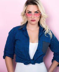 Naklejka premium Young blonde woman wearing shirt and sunglasses