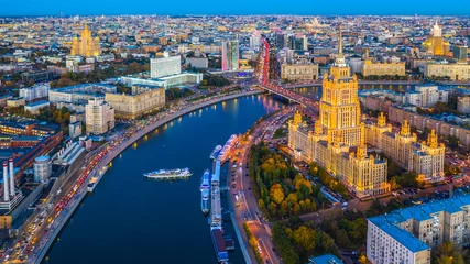 Poster Im Rahmen Luftaufnahme der Stadt Moskau mit dem Moskauer Fluss, Russland, Moskauer Skyline mit dem historischen Architekturwolkenkratzer und dem Fluss Moskwa und der Arbat-Straßenbrücke, Moskau, Russland. © Kalyakan