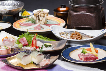 会席　和　料理　肉　刺身　煮付　鮪　調理　懐石　寿司　盛り付け　しゃぶしゃぶ　デザート　味噌汁　和食　釜飯　ご飯　鍋　日本　雅　和紙　茶碗蒸　陶器　牛肉　白飯　野菜　雅　新鮮　鮮魚　秋刀魚