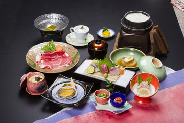 会席　和　料理　肉　刺身　鮪　鯛　兜煮　調理　懐石　盛り付け　しゃぶしゃぶ　デザート　味噌汁　和食　釜飯　ご飯　鍋　日本　雅　和紙　茶碗蒸　陶器　豚肉　梅干　白飯　野菜　雅　新鮮　鮮魚