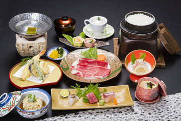 会席　和　料理　肉　刺身　鮪　鯛　兜煮　調理　懐石　盛り付け　しゃぶしゃぶ　デザート　味噌汁　和食　釜飯　ご飯　鍋　日本　雅　和紙　茶碗蒸　陶器　牛肉　白飯　野菜　雅　新鮮　鮮魚