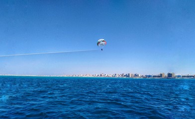 Parachuteing in the sky of the sea