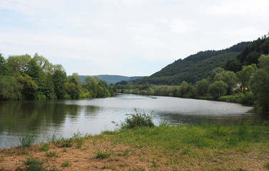 Stadt Saarburg an der Saar - inmitten von Weinbergen in Rheinland-Pfalz
