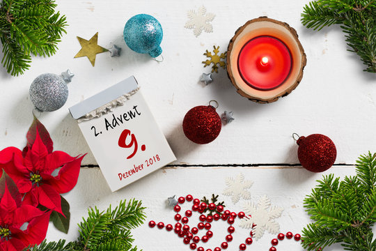 Abreißkalender mit dem zweiten Advent am 09.12.2018 und weihnachtliche Dekoration auf weißem Holzuntergrund 