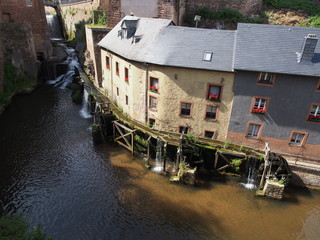 Saarburg -  Wasserfall im Stadtzentrum mit Museum Amüseum (ehem. Mühle) 
