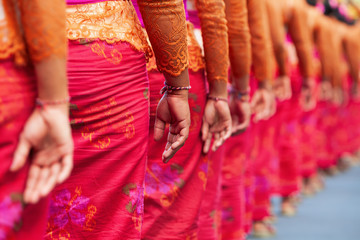 Groep mooie Balinese vrouwen in kostuums - sarong, draagt offer voor Hindoese ceremonie. Traditionele dansen, kunstfestivals, cultuur van het eiland Bali en Indonesiërs. Indonesische reisachtergrond