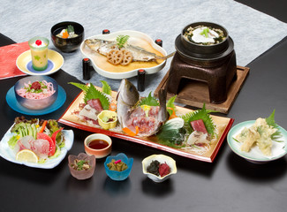 会席　和　料理 刺身　鮪　イサキ　姿　造り　調理　煮付　懐石　盛り付け　和食　日本　雅　和紙　新鮮　鮮魚　サンマ寿司　お刺身　寿司　プリン