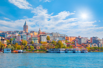 Obraz premium Galata Tower, Galata Bridge, Karakoy district and Golden Horn at morning, istanbul - Turkey