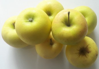 pommes sur fond blanc
