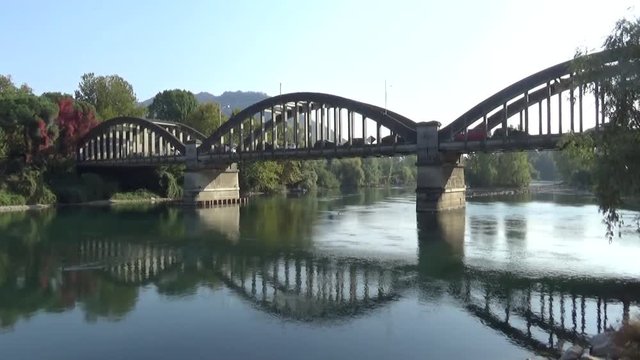 Старый мост через реку