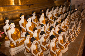Figuras de Buda en porcelana.