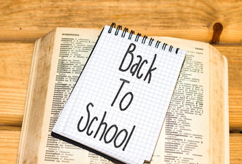 Naklejka premium Back To School text on notepad