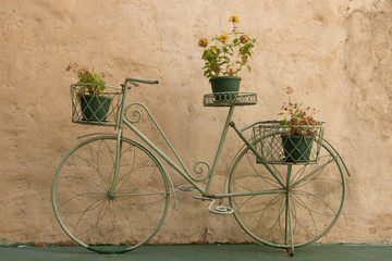 Fototapeta na wymiar artistic bicycle with flowers