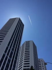 Naklejka premium torres sobre cielo