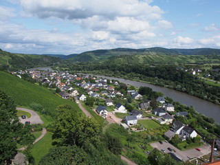Stadt Saarburg an der Saar - inmitten von Weinbergen in Rheinland-Pfalz
