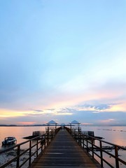 Obraz premium Wooden pier during sunset