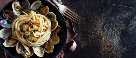 Linguini with clams - obrazy, fototapety, plakaty