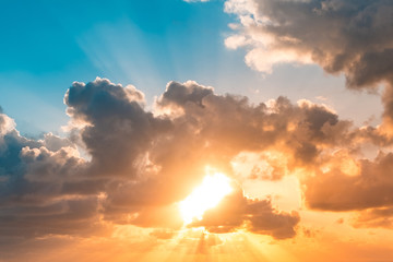 Fototapeta premium niebo zachód słońca - słońce świeci przez chmury malownicze niebo