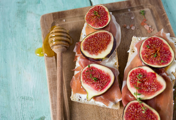 whole bread with cheese, parma ham and figs