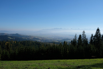 Polska, góry Gorce - widok z okolic Turbacza na zamglone Tatry