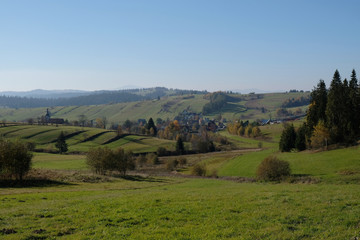 Polska, góry Gorce - widok na górską wioskę © Iwona