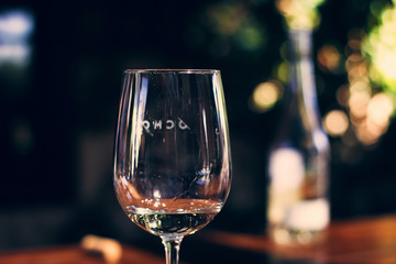 Copa de vino blanco frente a botella