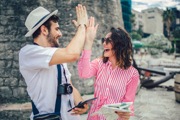 Obraz na płótnie Canvas Tourist couple enjoying sightseeing and exploring city