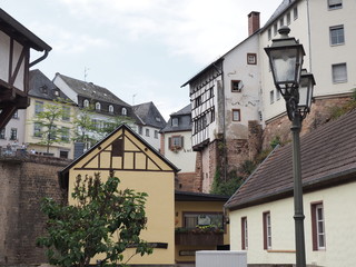 Stadt Saarburg an der Saar - inmitten von Weinbergen in Rheinland-Pfalz
