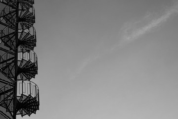 Stabile Wendeltreppe aus Metall als Notausgang an einem Hochhaus